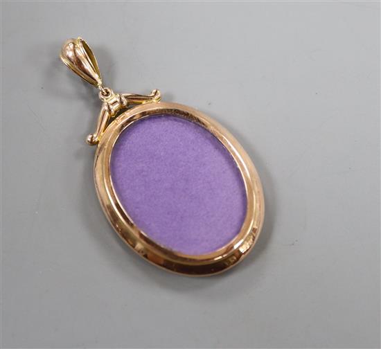A 9ct mounted oval locket with glazed back and front, overall 5cm.